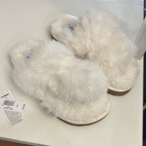 Old Navy Plush White Slippers Toddler 10/11
